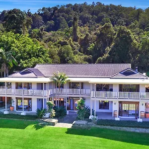 https://the-golden-whistler-montville.hotelssunshinecoast.net